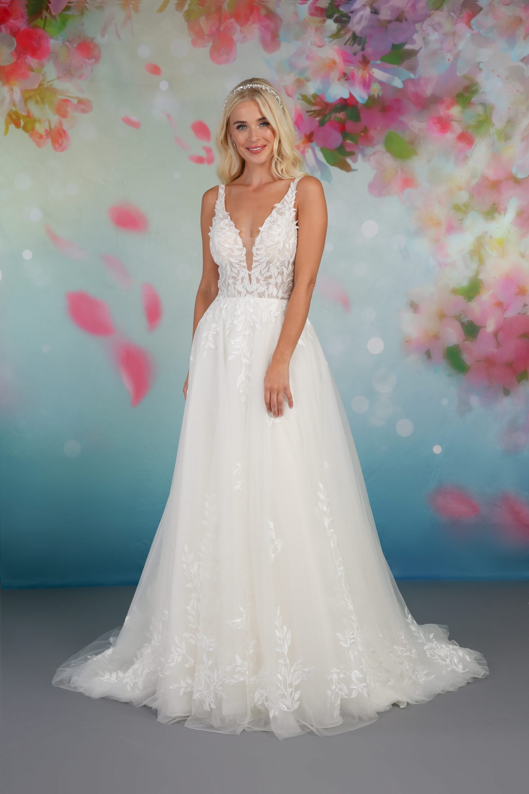 chinese dress ladies V Neck Wedding Dress 3D Leaf Lace Flower Appliques - main image 0